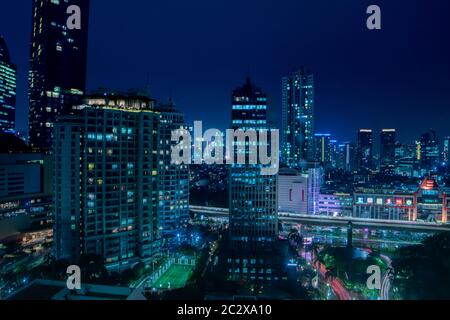 Genießen und fotografieren Sie ein atemberaubendes und schönes Foto von der Dachterrasse im Mega Kuningan Jakarta im Dunkeln Stockfoto