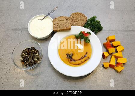 Kürbissuppe mit Kürbiskernen und Kürbiskernöl Stockfoto