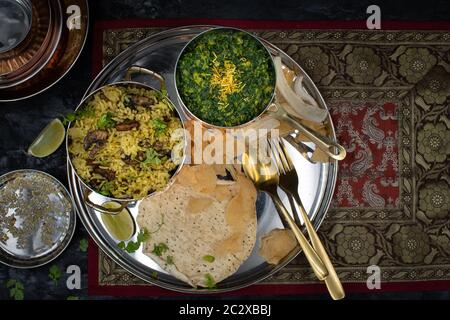 Veganer nordindischer Pilat und Spinat in traditionellen Schalen serviert Stockfoto