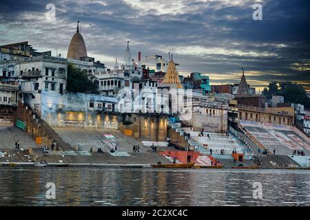 Varanasi Stadtbild von der Ganges Flussseite bei Sonnenuntergang Stockfoto