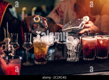 Bunte Cocktails und Dekor für Halloween Party am Tresen Stockfoto
