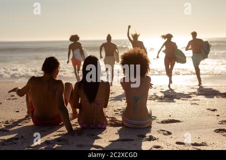 Multiethnische Gruppe von Männern und Frauen, Surfen am Strand Stockfoto