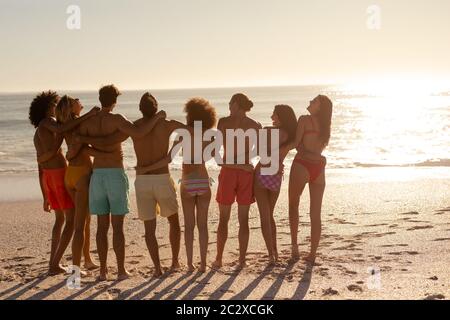 Multiethnische Gruppe von Männern und Frauen, die am Strand stehen Stockfoto