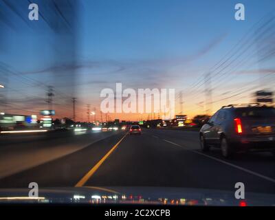 Nacht entlang der RT 46 in New Jersey mit einem bunten frühen Abendhimmel Stockfoto