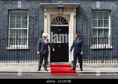 Premierminister Boris Johnson begrüßt den französischen Präsidenten Emmanuel Macron in London während seines Besuchs in Großbritannien in der Downing Street. Stockfoto