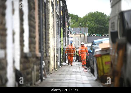 Rhondda, Wales 18. Juni 2020. Wetter in Großbritannien: Arbeiter machen Kontrollen in Pentre, Rhondda Valley in Südwales, die von Sturzfluten nach starken Regen in der Gegend getroffen wurde. Es ist das zweite Mal in diesem Jahr, dass die Bewohner von Hochwasser getroffen wurden, Häuser zerstört und viele dazu gebracht haben, neue Unterkünfte zu finden. Kredit : Robert Melen/Alamy Live Nachrichten Stockfoto