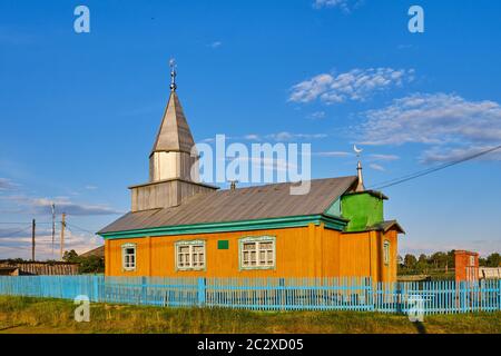 Tjumen, Russland - 16. Juni 2020: Lokale hölzerne Moschee im sibirischen Dorf Begidino an einem Sommertag Stockfoto