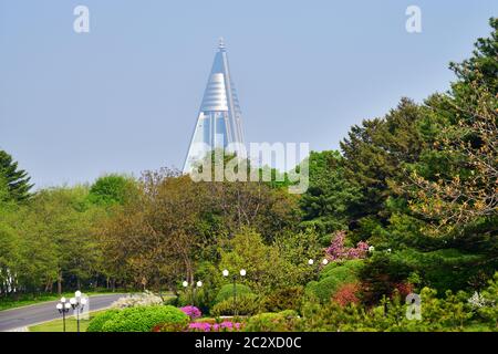 Nordkorea, Pjöngjang - 1. Mai 2019: Blick auf das Ryugyong Hotel vom Mansu Hill Park, einem unvollendeten 105-stöckigen pyramidenförmigen Wolkenkratzer Stockfoto