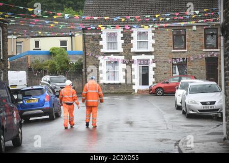 Rhondda, Wales 18. Juni 2020. Wetter in Großbritannien: Arbeiter machen Kontrollen in Pentre, Rhondda Valley in Südwales, die von Sturzfluten nach starken Regen in der Gegend getroffen wurde. Es ist das zweite Mal in diesem Jahr, dass die Bewohner von Hochwasser getroffen wurden, Häuser zerstört und viele dazu gebracht haben, neue Unterkünfte zu finden. Kredit : Robert Melen/Alamy Live Nachrichten Stockfoto