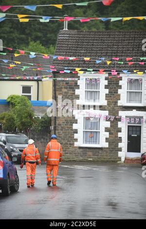 Rhondda, Wales 18. Juni 2020. Wetter in Großbritannien: Arbeiter machen Kontrollen in Pentre, Rhondda Valley in Südwales, die von Sturzfluten nach starken Regen in der Gegend getroffen wurde. Es ist das zweite Mal in diesem Jahr, dass die Bewohner von Hochwasser getroffen wurden, Häuser zerstört und viele dazu gebracht haben, neue Unterkünfte zu finden. Kredit : Robert Melen/Alamy Live Nachrichten Stockfoto