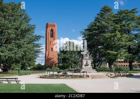 Kings Parade mit Evans Memorial und war Memorial Carillon hinter Bathurst NSW Australien Stockfoto