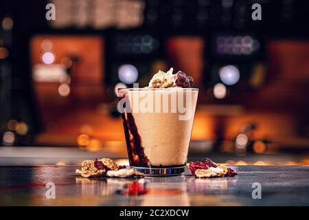 Frisch serviert Iced Latte trinken Kaffee im Glas, auf Cafe diner Zähler Stockfoto