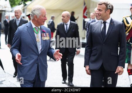 Der Prinz von Wales (links) mit dem französischen Präsidenten Emmanuel Macron bei einer Zeremonie in Carlton Gardens in London während seines Besuchs in Großbritannien. Stockfoto