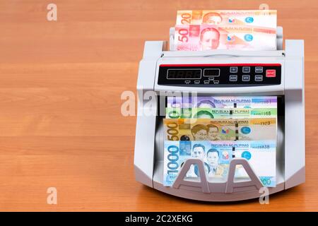 Geld von den Philippinen in einer Zählmaschine Stockfoto