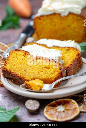 Scheiben würziger Kuchen mit Quark-Sahne. Stockfoto