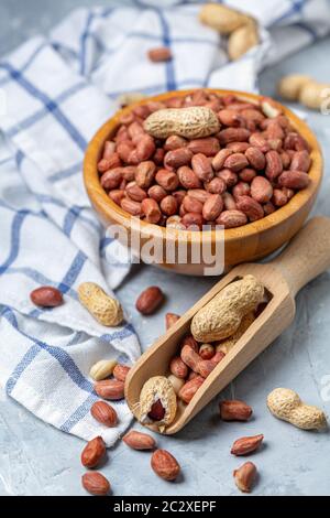 Bio Erdnüsse in einer Holzlöffel. Stockfoto