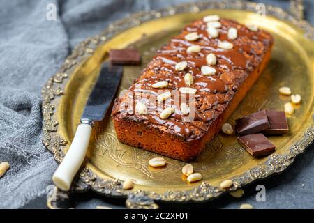 Schokoladenkuchen mit Erdnussbutter und Schokoladenzuckerguss. Stockfoto