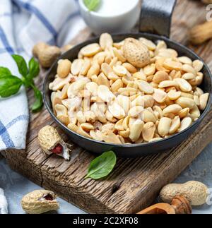 Geröstete Erdnüsse mit Salz in der Pfanne. Stockfoto