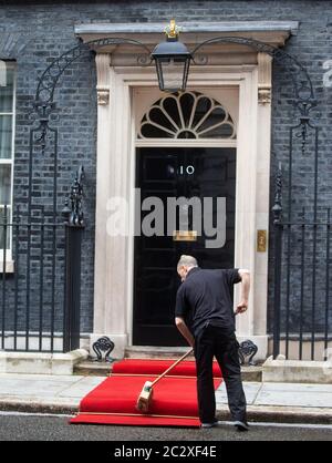 London, Großbritannien. Juni 2020. Roter Teppich Vorbereitungen für den Besuch des Präsidenten der französische Präsident Emmanuel Macron trifft den britischen Premierminister Boris Johnson zu Gesprächen in der Downing Street. Während ihres Treffens werden sie die Lockerung der 14-Tage-Quarantänemaßnahmen des Cornavirus diskutieren. Präsident Macron gedenkt des 80. Jahrestages des Kriegsführers, Charles De Gaulles BBC sendet nach der Invasion von 1940 ins besetzte Frankreich. Vier französische Widerstandskämpfer werden mit EhrenmbEs ausgezeichnet. Quelle: Tommy London/Alamy Live News Stockfoto