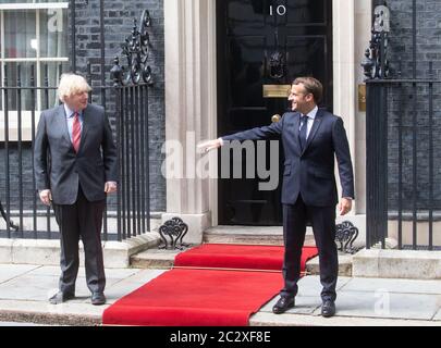 London, Großbritannien. Juni 2020. Der französische Präsident Emmanuel Macron trifft den britischen Premierminister Boris Johnson zu Gesprächen in der Downing Street. Während ihres Treffens werden sie die Lockerung der 14-Tage-Quarantänemaßnahmen des Cornavirus diskutieren. Präsident Macron gedenkt des 80. Jahrestages des Kriegsführers, Charles De Gaulles BBC sendet nach der Invasion von 1940 ins besetzte Frankreich. Vier französische Widerstandskämpfer werden mit EhrenmbEs ausgezeichnet. Quelle: Tommy London/Alamy Live News Stockfoto