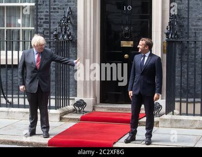 London, Großbritannien. Juni 2020. Der französische Präsident Emmanuel Macron trifft den britischen Premierminister Boris Johnson zu Gesprächen in der Downing Street. Während ihres Treffens werden sie die Lockerung der 14-Tage-Quarantänemaßnahmen des Cornavirus diskutieren. Präsident Macron gedenkt des 80. Jahrestages des Kriegsführers, Charles De Gaulles BBC sendet nach der Invasion von 1940 ins besetzte Frankreich. Vier französische Widerstandskämpfer werden mit EhrenmbEs ausgezeichnet. Quelle: Tommy London/Alamy Live News Stockfoto