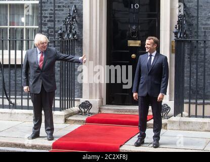 London, Großbritannien. Juni 2020. Der französische Präsident Emmanuel Macron trifft den britischen Premierminister Boris Johnson zu Gesprächen in der Downing Street. Während ihres Treffens werden sie die Lockerung der 14-Tage-Quarantänemaßnahmen des Cornavirus diskutieren. Präsident Macron gedenkt des 80. Jahrestages des Kriegsführers, Charles De Gaulles BBC sendet nach der Invasion von 1940 ins besetzte Frankreich. Vier französische Widerstandskämpfer werden mit EhrenmbEs ausgezeichnet. Quelle: Tommy London/Alamy Live News Stockfoto