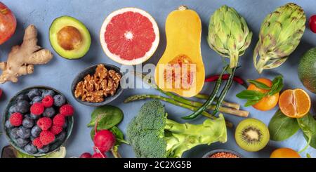 Veganes essen Panorama. Gesunde Ernährung Konzept. Früchte, Gemüse, Nüsse, geschossen von oben. Ein flach Stockfoto