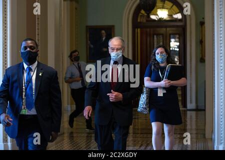 Der US-Senator Chuck Grassley (Republikaner von Iowa) geht am Donnerstag, den 18. Juni 2020, vom Senatsgebäude im Kapitol der Vereinigten Staaten in Washington, DC, USA, zu Fuß. Quelle: Stefani Reynolds/CNP /MediaPunch Stockfoto