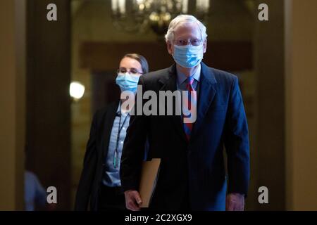 Der Mehrheitsführer des US-Senats Mitch McConnell (Republikaner von Kentucky) kommt am Donnerstag, den 18. Juni 2020, zum Senatsgebäude im US-Kapitol in Washington, DC, USA. Quelle: Stefani Reynolds/CNP /MediaPunch Stockfoto
