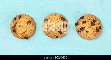 Chocolate Chip Cookies, glutenfreie, Overhead Panorama-aufnahme auf einem blauen Hintergrund Stockfoto