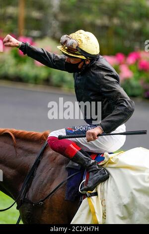 Frankie Dettori feiert nach dem Sieg an Bord Stradivarius im Gold Cup am dritten Tag des Royal Ascot auf der Ascot Racecourse. Stockfoto