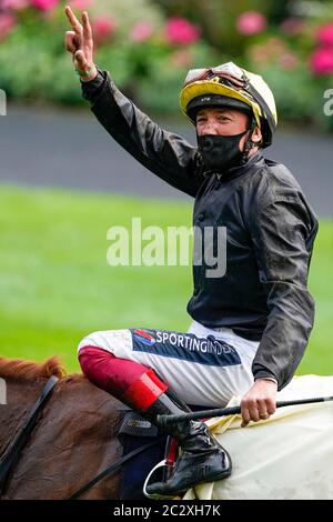 Frankie Dettori feiert nach dem Sieg an Bord Stradivarius im Gold Cup am dritten Tag des Royal Ascot auf der Ascot Racecourse. Stockfoto