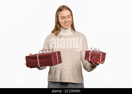 Eine glückliche junge Frau hält zwei präsentiert in Ihrer Hand Stockfoto