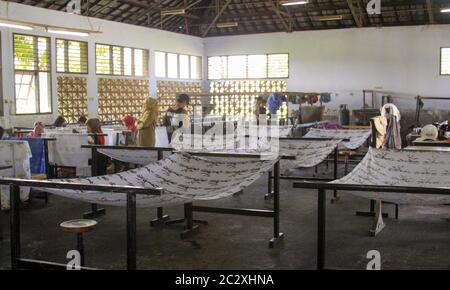 Mädchen malen in der Batik Schule in Mataram Lombok. Lehrer beaufsichtigen Mädchen Schüler in Batik-Klasse in High-School in Indonesien Stockfoto