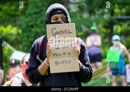 Philadelphia, PA, USA - 6. Juni 2020: Dichter LindoYes nimmt an einer Kundgebung von Black Lives Matter Teil, die gegen Polizeibrutalität protestiert. Stockfoto