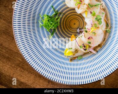 Jakobsmuscheln Sashimi von oben. Frisch roh Jakobsmuscheln Sashimi Gericht. Sashimi ist eine japanische Küche Delikatesse, bestehend aus geschnittenem rohem Fleisch (in der Regel Fisch) Stockfoto