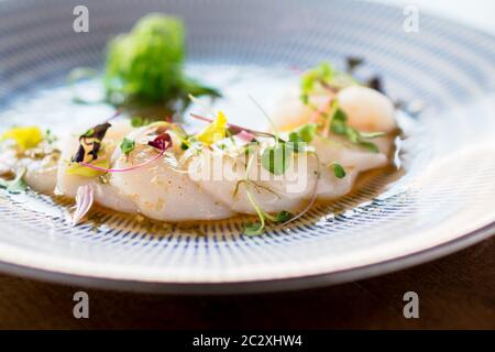 Frische Jakobsmuscheln Sashimi Nahaufnahme. Frisch roh Jakobsmuscheln Sashimi Gericht. Sashimi ist eine japanische Küche Delikatesse, bestehend aus geschnittenem rohem Fleisch (in der Regel Fisch und Stockfoto