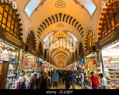 Ägyptischer Basar, Istanbul, Türkei, 28. Oktober 2019. Die Menschen sind auf dem ägyptischen Basar. Gewürzbasar. Großer Basar in Istanbul. Stockfoto