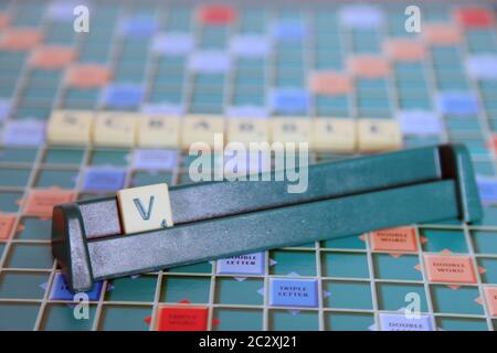 Scrabbles Buchstaben Kachel - Buchstabe V Stockfoto