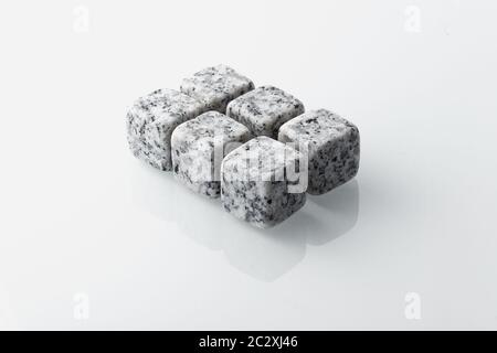 Set aus sechs Wasserkühlsteinen. Specksteinsteine werden in Würfel geschnitten, um als Getränkekühler verwendet zu werden (Whisky, Bourbon ...) Verschiedene Arten von Rohstoffen Stockfoto