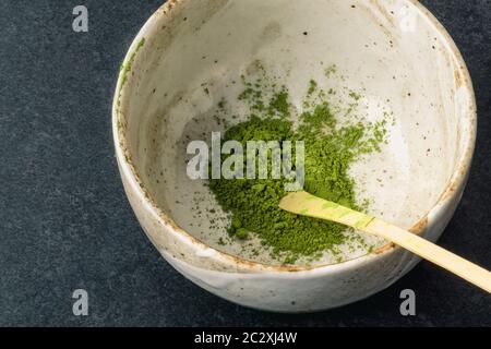 Matcha Pulver in Schüssel mit Chashaku Matcha Löffel. Matcha wird aus fein gemahlenem grünem Teepulver hergestellt. Es ist sehr häufig in der japanischen Kultur. Matcha ist er Stockfoto