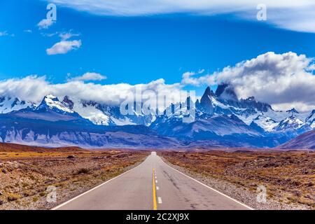 Blauer Himmel über der Prärie Stockfoto