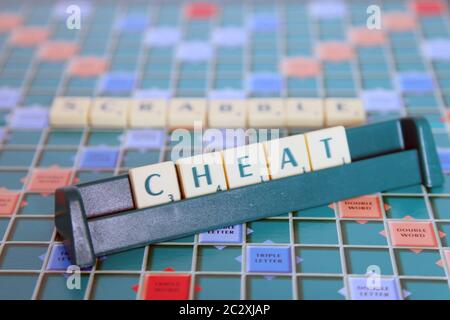 Scrabble Buchstaben Fliesen in Rack - Rechtschreibung BETRÜGEN Stockfoto
