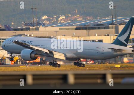 Flugzeug nähert sich und landet Stockfoto