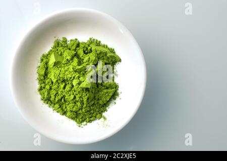 Matcha Pulver in weißer Schale. Matcha ist fein gemahlen japanischen grünen Teeblättern, hat dieses Superfood viele gesundheitliche Vorteile und ist mit Antioxydant verpackt Stockfoto