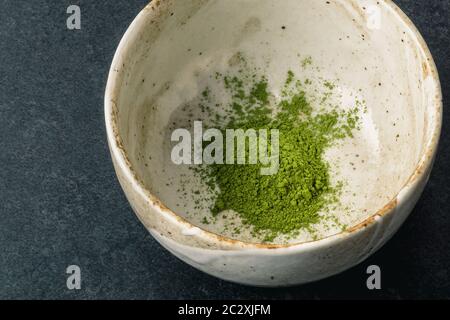 Matcha Grüntee Pulver in Keramik Matcha Chawan Schüssel. Matcha wird aus fein gemahlenem grünem Teepulver hergestellt. Es ist sehr häufig in der japanischen Kultur. Stockfoto