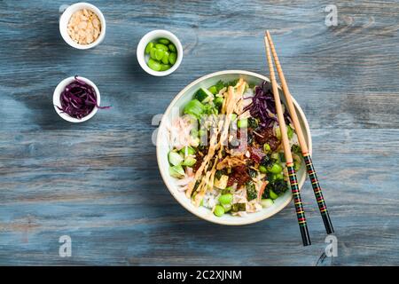 Hawaiian Poke Schale flach Lay Ansicht von oben. Poke ist ein traditionelles hawaiianisches Gericht, das von japanischer und asiatischer Küche beeinflusst wird. AHI Poke wird aus rohem Thunfisch hergestellt. Stockfoto