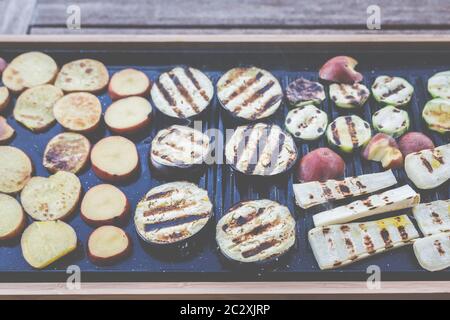 Der Grillabend: Es kann auch vegetarisch sein, mit köstlichem Gurkensalat und gegrilltem Gemüse. Stockfoto