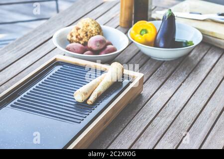 Der Grillabend: Es kann auch vegetarisch sein, mit köstlichem Gurkensalat und gegrilltem Gemüse. Stockfoto