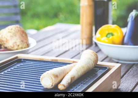 Der Grillabend: Es kann auch vegetarisch sein, mit köstlichem Gurkensalat und gegrilltem Gemüse. Stockfoto